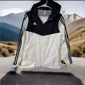 VTG Adidas wind breaker‎ jacket (cuffs are cream colored)- size M
